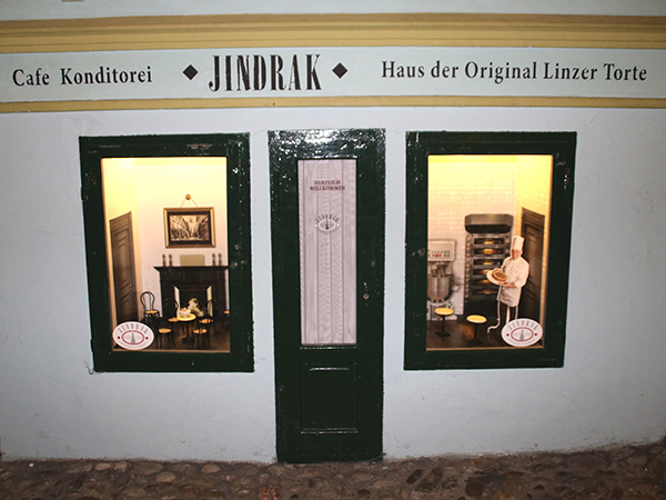 Grottenbahn Linzer Hauptplatz Foto AuslageCafe Konditorei Jindrak